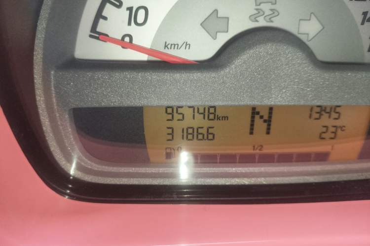 Used smart fortwo 2011 1.0 MHD Hardtop Standard Edition Odometer Close Up