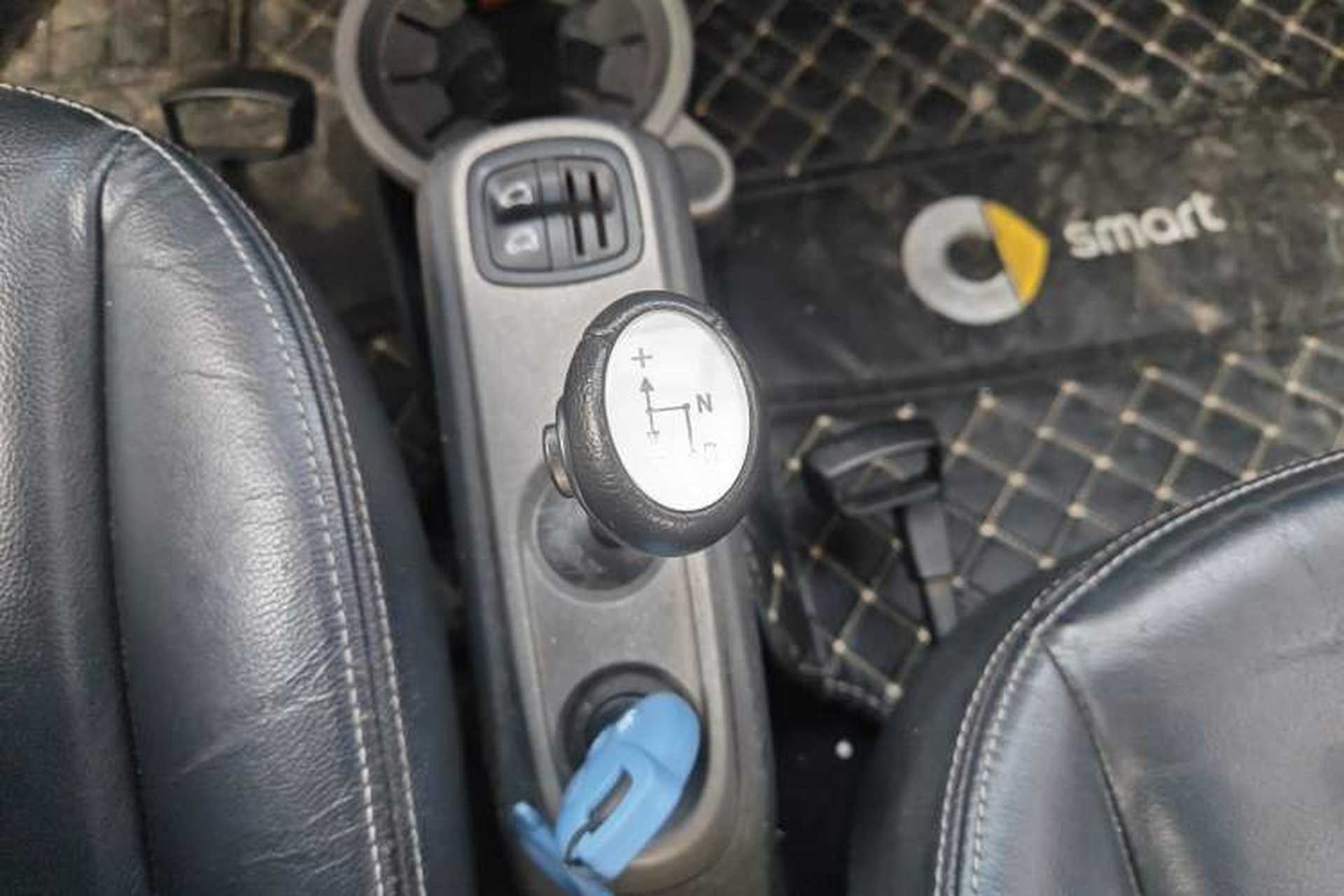 Used smart fortwo 2011 1.0 MHD Convertible Orange Edition Gear Lever
