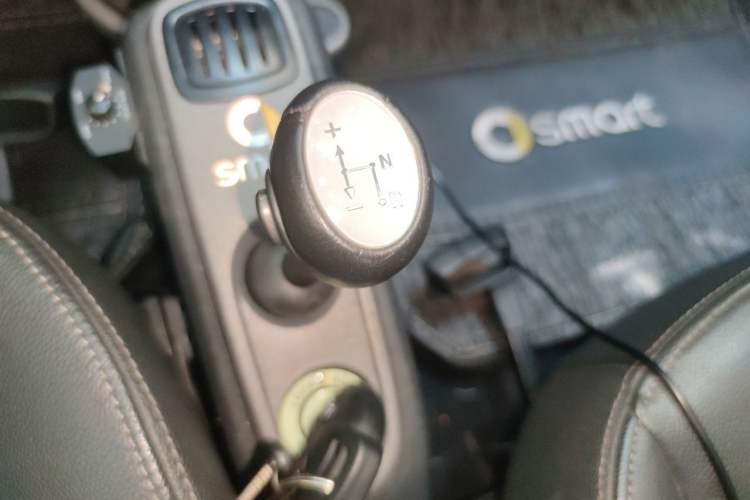 Used smart fortwo 2011 1.0T Hardtop Burning Orange Edition Gear Lever