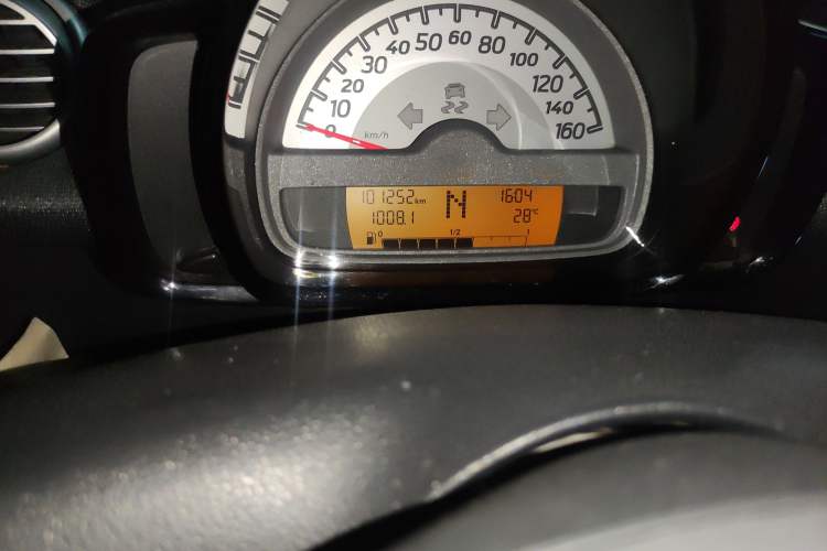 Used smart fortwo 2011 1.0 MHD Hardtop Standard Edition Odometer Close Up