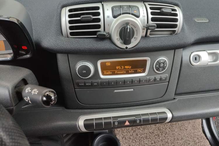 Used smart fortwo 2011 1.0 MHD Hardtop Standard Edition Audio And AC Panel