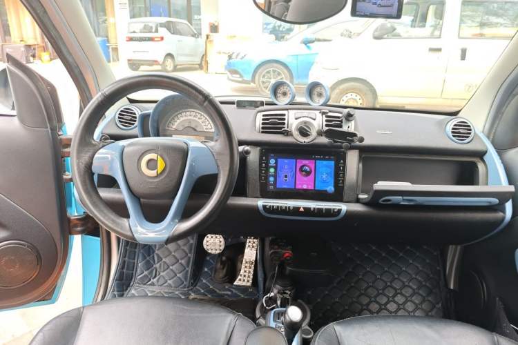 Used smart fortwo 2011 1.0T Hardtop Passion Edition Center Console