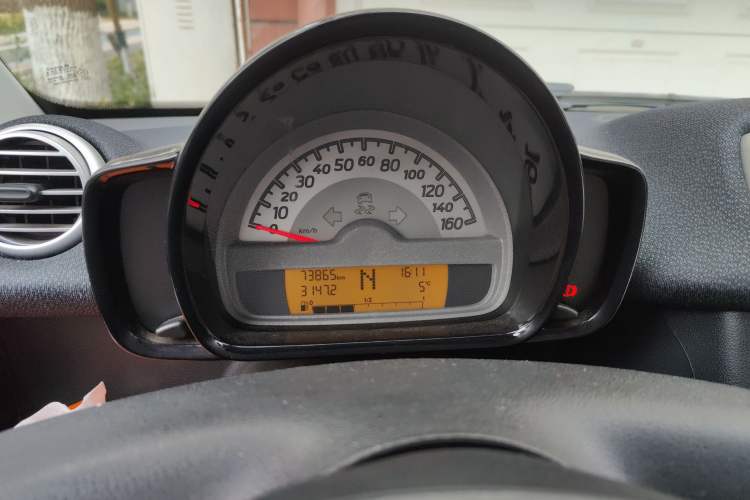 Used smart fortwo 2011 1.0 MHD Hardtop Standard Edition Odometer Close Up