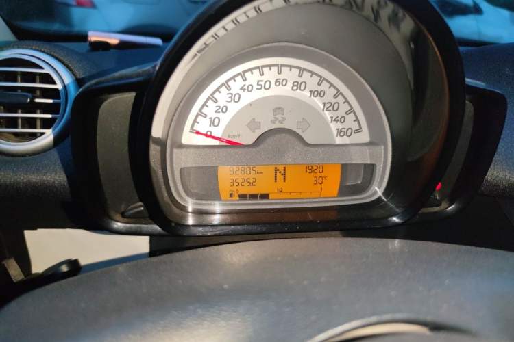 Used smart fortwo 2011 1.0 MHD Hardtop Passion Edition Odometer Close Up