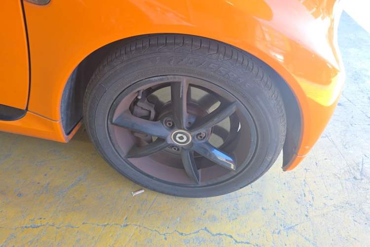 Used smart fortwo 2011 1.0 MHD Hardtop Flame Edition Right Front Wheel Hub
