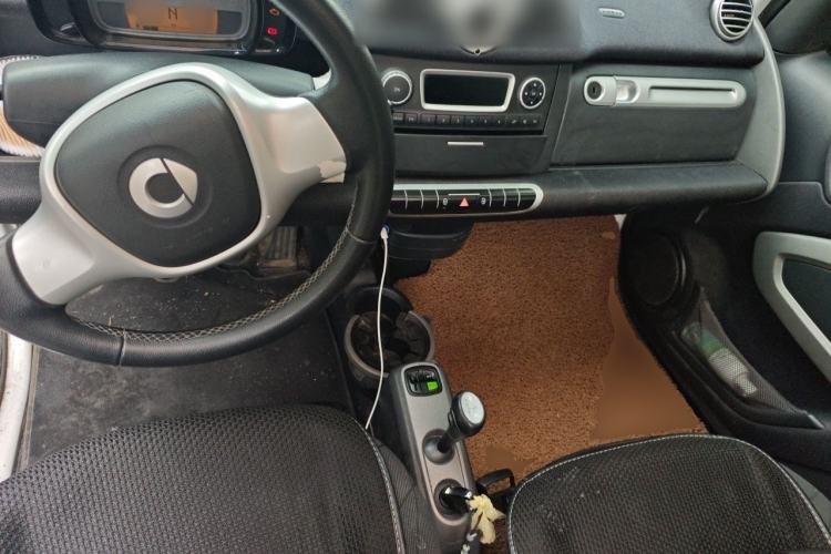 Used smart fortwo 2011 1.0 MHD Hardtop Standard Edition Center Console
