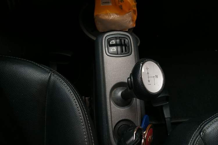 Used smart fortwo 2011 1.0T Convertible Passion Edition Gear Lever
