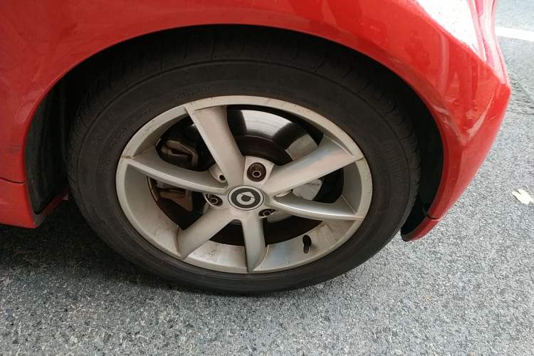 Used smart fortwo 2011 1.0T Convertible Passion Edition Right Front Wheel Hub