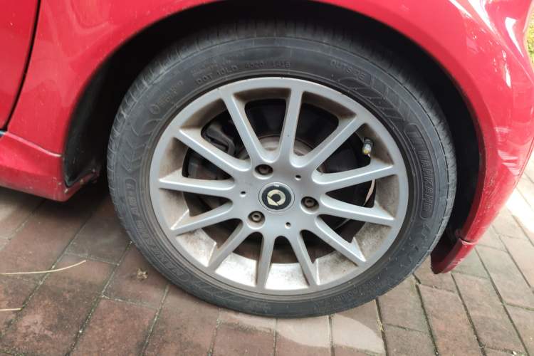 Used smart fortwo 2011 1.0 MHD Convertible Passion Edition Right Front Wheel Hub