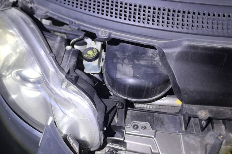 Used smart fortwo 2011 1.0T Convertible Passion Edition Engine Bay Right