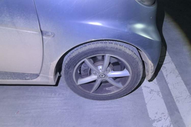 Used smart fortwo 2011 1.0T Convertible Passion Edition Right Front Wheel Hub