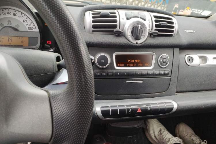 Used smart fortwo 2011 1.0 MHD Hardtop Standard Edition Audio And AC Panel