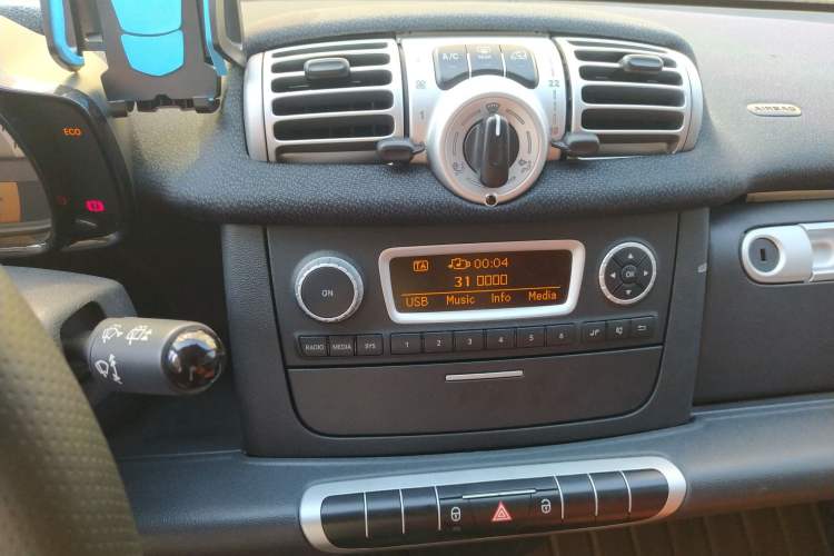 Used smart fortwo 2011 1.0 MHD Hardtop Standard Edition Audio And AC Panel
