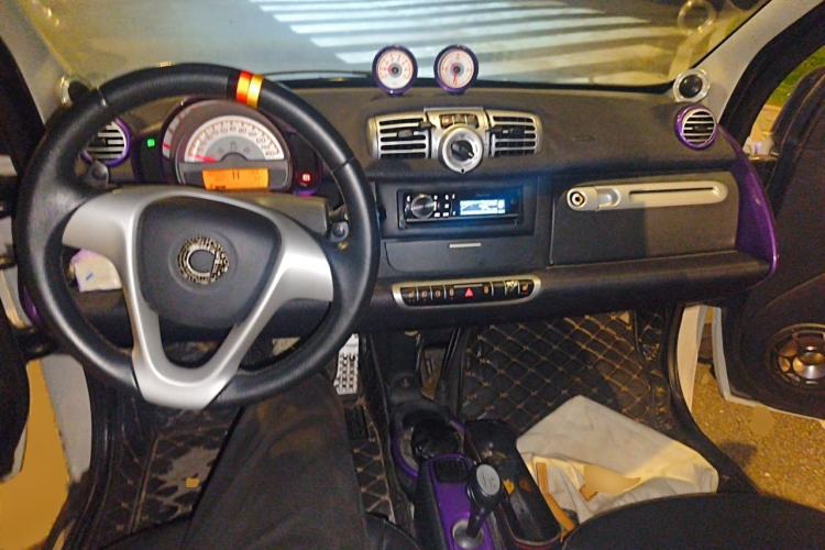 Used smart fortwo 2011 1.0T Hardtop Passion Edition Center Console