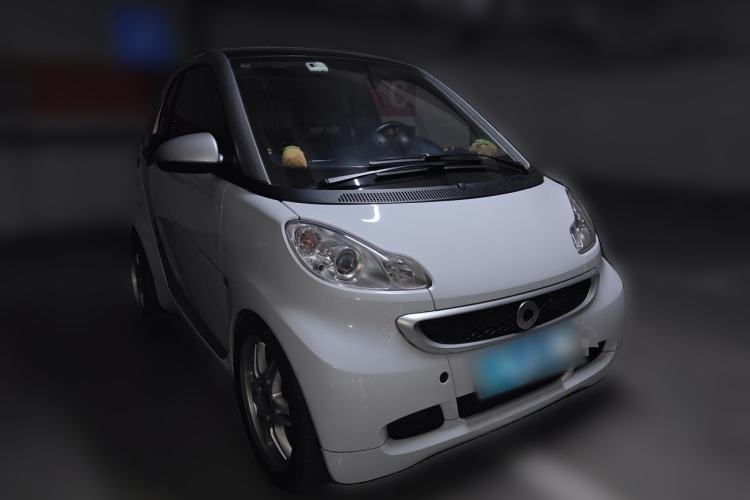 Used smart fortwo 2011 1.0T Year of the Rabbit Special Edition Front Right 45 Deg