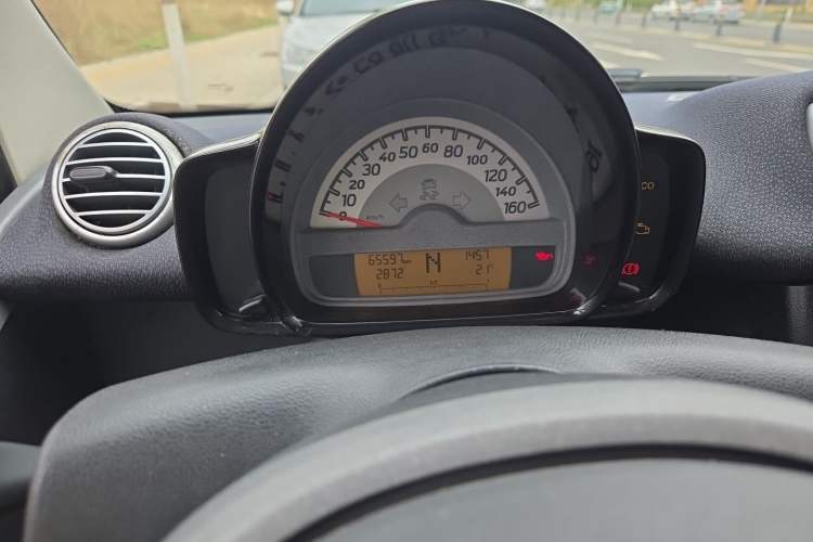 Used smart fortwo 2011 1.0 MHD Hardtop Standard Edition Odometer Close Up