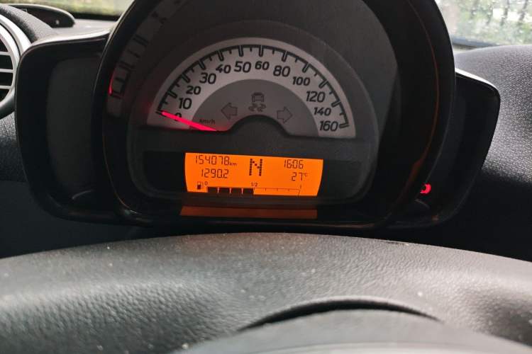 Used smart fortwo 2011 1.0 MHD Hardtop Standard Edition Odometer Close Up