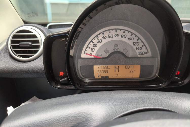 Used smart fortwo 2011 1.0 MHD Hardtop Standard Edition Odometer Close Up