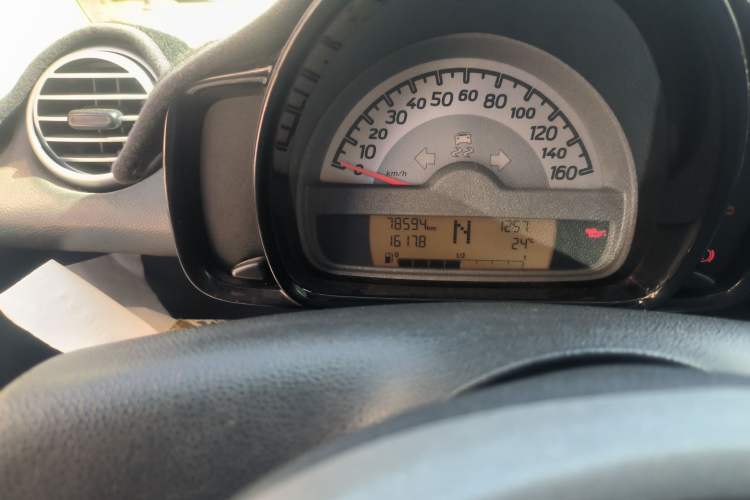 Used smart fortwo 2011 1.0 MHD Hardtop Standard Edition Odometer Close Up