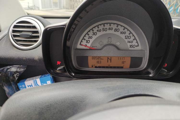 Used smart fortwo 2011 1.0 MHD Hardtop Standard Edition Odometer Close Up