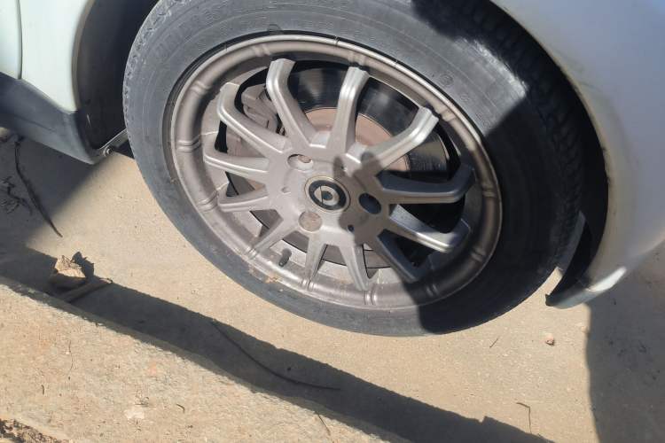 Used smart fortwo 2011 1.0 MHD Hardtop Standard Edition Right Front Wheel Hub