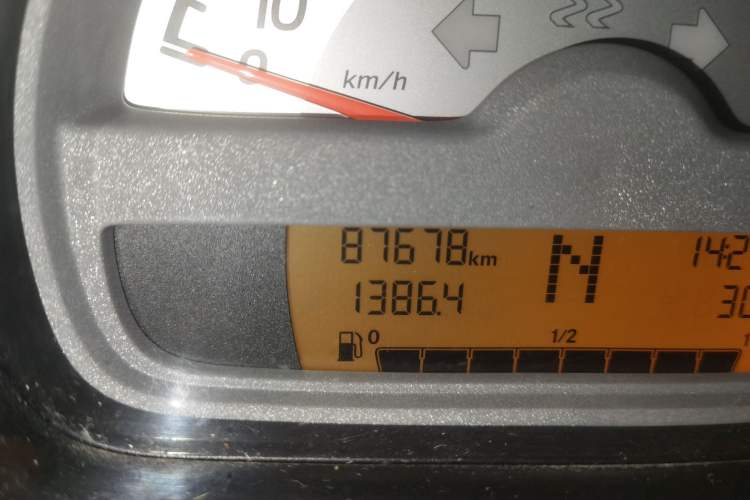 Used smart fortwo 2012 1.0 MHD Hardtop Comfort Edition Odometer Close Up