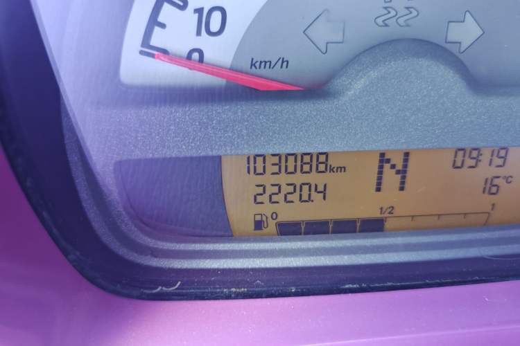 Used smart fortwo 2012 1.0 MHD Convertible Passion Edition Odometer Close Up