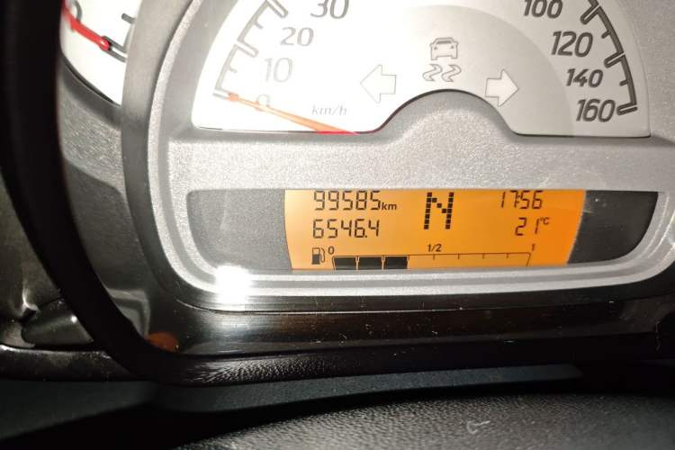 Used smart fortwo 2012 1.0 MHD Hardtop Comfort Edition Odometer Close Up
