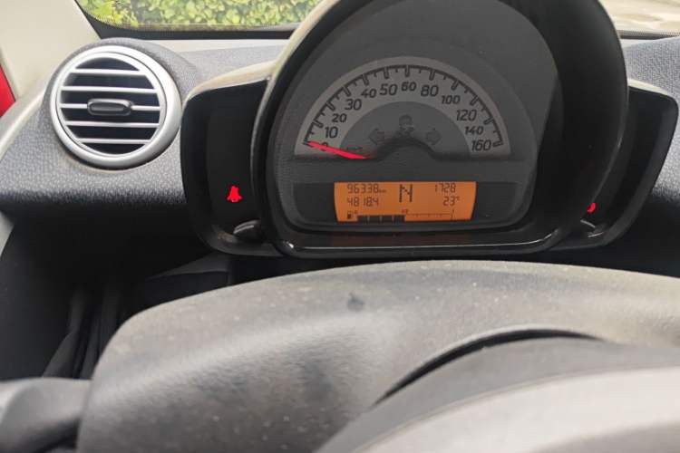Used smart fortwo 2012 1.0 MHD Hardtop Comfort Edition Odometer Close Up
