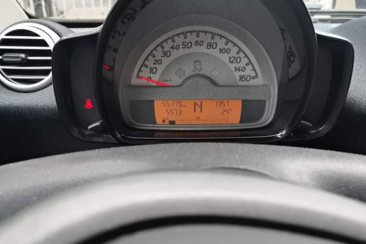 Used smart fortwo 2012 1.0 MHD Hardtop Comfort Edition Odometer Close Up