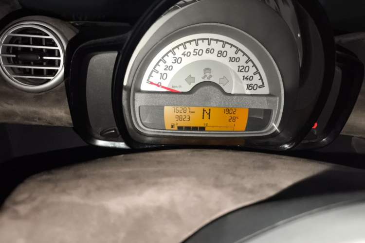 Used smart fortwo 2012 1.0 MHD Hardtop Standard Edition Odometer Close Up
