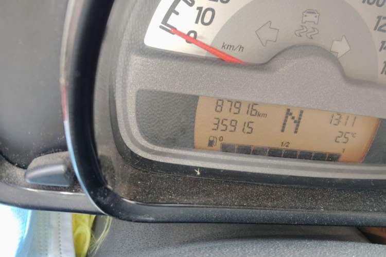 Used smart fortwo 2012 1.0 MHD Hardtop Comfort Edition Odometer Close Up