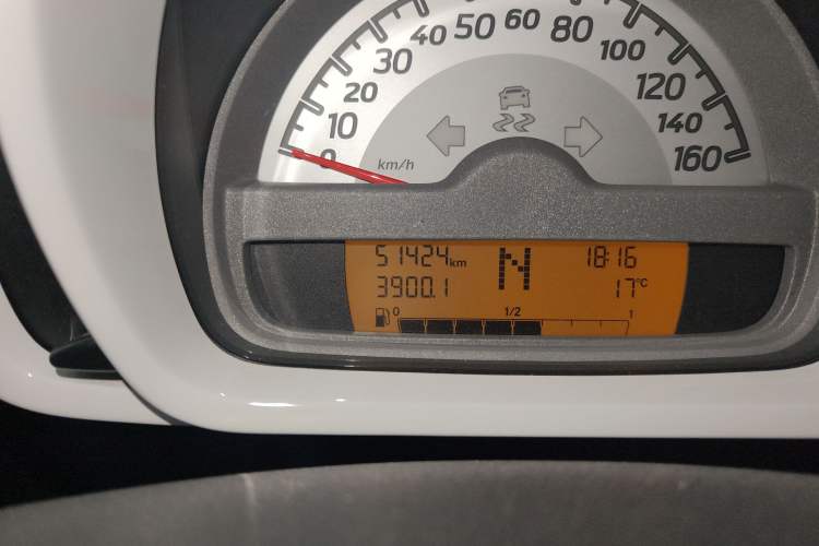 Used smart fortwo 2012 1.0 MHD Hardtop Comfort Edition Odometer Close Up