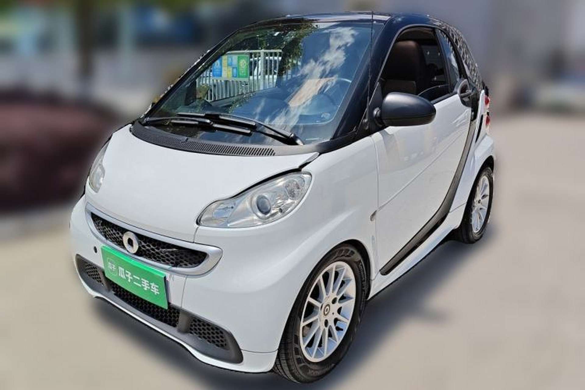 Used smart fortwo 2012 1.0 MHD Hardtop Comfort Edition Front Left 45 Deg