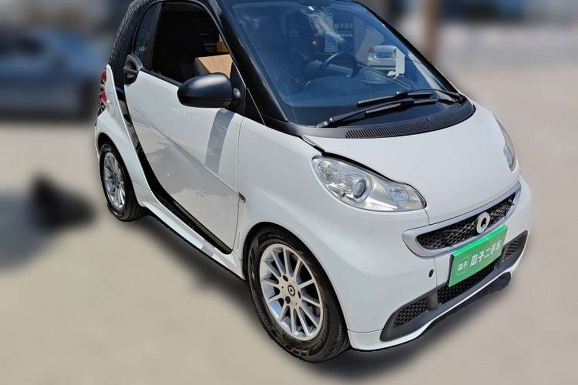 Used smart fortwo 2012 1.0 MHD Hardtop Comfort Edition Front Right 45 Deg