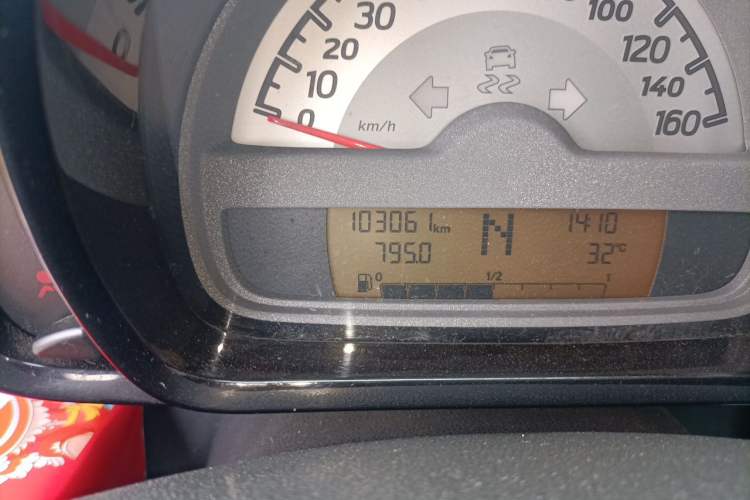 Used smart fortwo 2012 1.0 MHD Hardtop Standard Edition Odometer Close Up