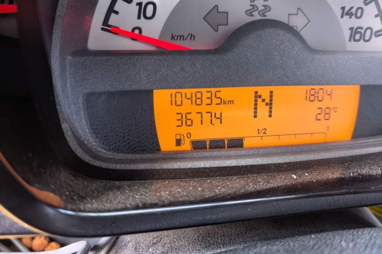 Used smart fortwo 2012 1.0 MHD Hardtop Comfort Edition Odometer Close Up