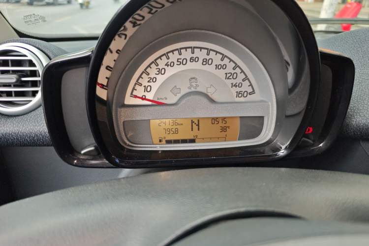 Used smart fortwo 2012 1.0 MHD Hardtop Standard Edition Odometer Close Up