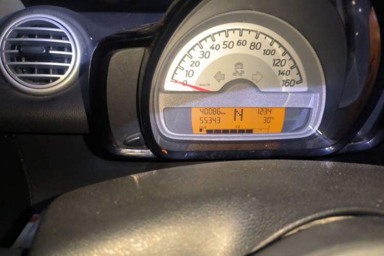 Used smart fortwo 2012 1.0 MHD Hardtop Comfort Edition Odometer Close Up