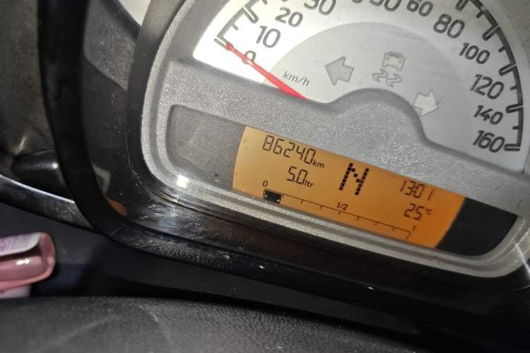Used smart fortwo 2012 1.0 MHD Hardtop Standard Edition Odometer Close Up