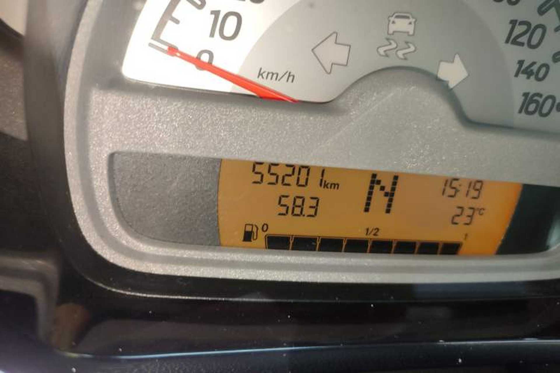 Used smart fortwo 2012 1.0 MHD Hardtop Comfort Edition Odometer Close Up