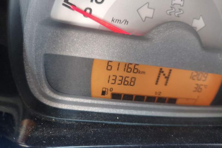 Used smart fortwo 2012 1.0 MHD Hardtop Standard Edition Odometer Close Up