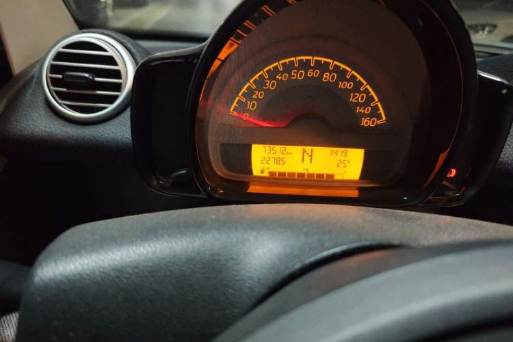 Used smart fortwo 2012 1.0 MHD Hardtop Standard Edition Odometer Close Up