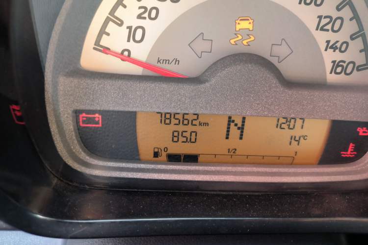 Used smart fortwo 2012 1.0 MHD Hardtop Comfort Edition Odometer Close Up