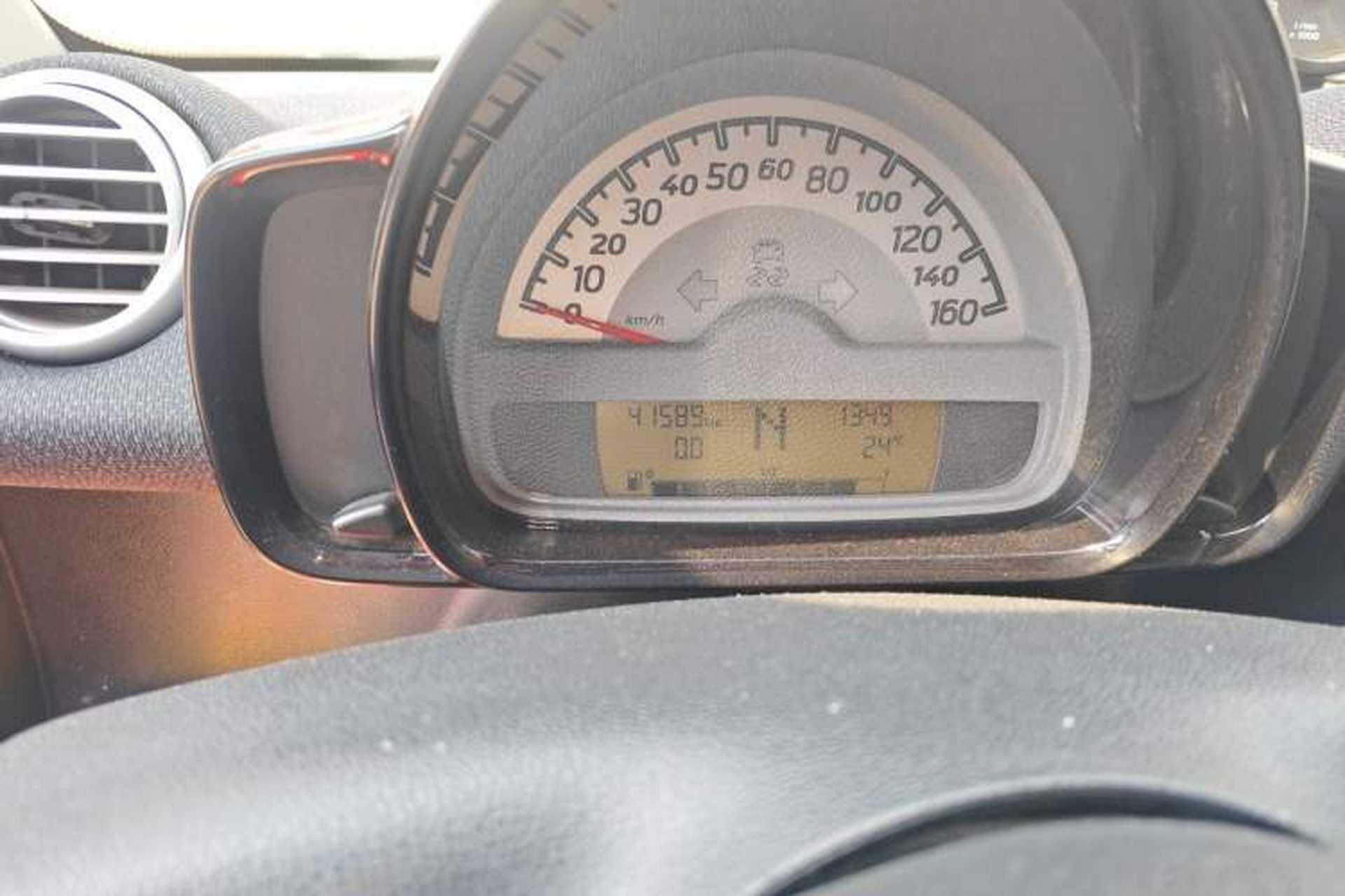 Used smart fortwo 2012 1.0 MHD Hardtop Standard Edition Odometer Close Up