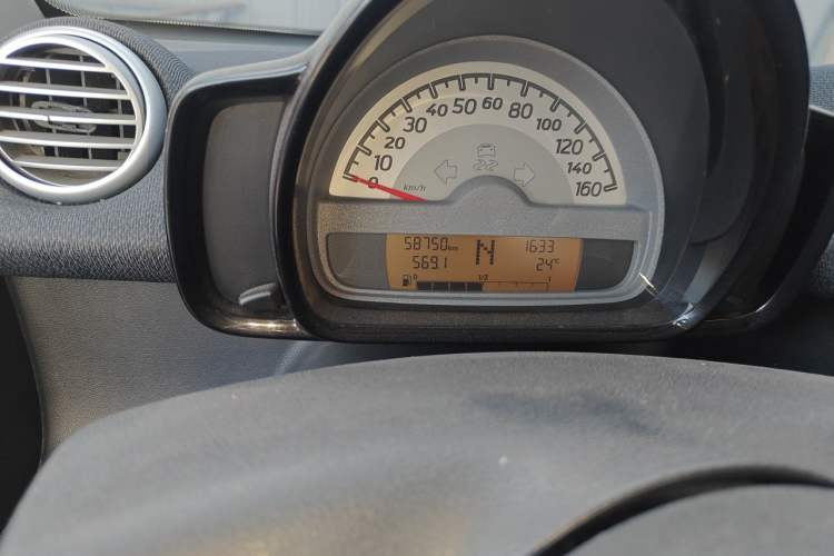 Used smart fortwo 2012 1.0 MHD Hardtop Standard Edition Odometer Close Up