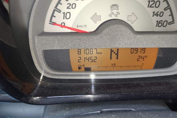 Used smart fortwo 2012 1.0 MHD Hardtop Comfort Edition Odometer Close Up