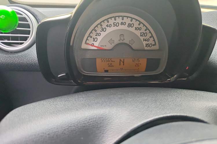 Used smart fortwo 2012 1.0 MHD Hardtop Standard Edition Odometer Close Up