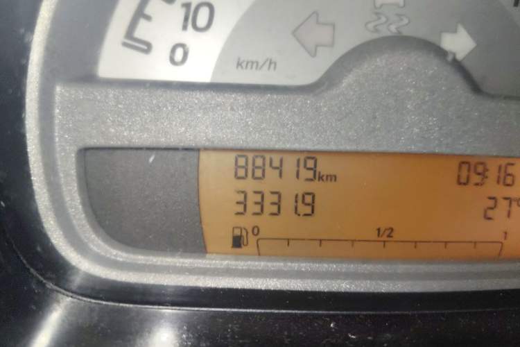 Used smart fortwo 2012 1.0 MHD Hardtop Comfort Edition Odometer Close Up