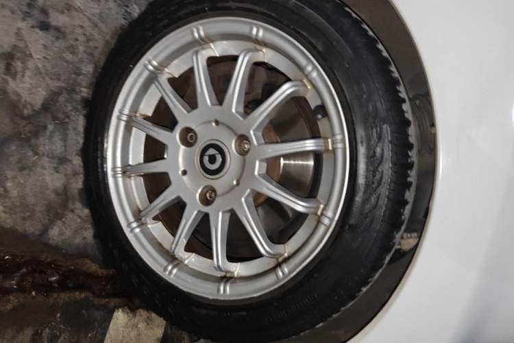 Used smart fortwo 2012 1.0 MHD Hardtop Standard Edition Right Front Wheel Hub